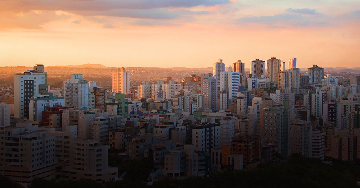 Vista aérea do bairro Buritis, em Belo Horizonte, ao entardecer
